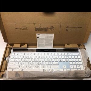 Logitech K750 SOLAR Powered wireless Keyboard New Sealed For Mac (BRAND NEW)